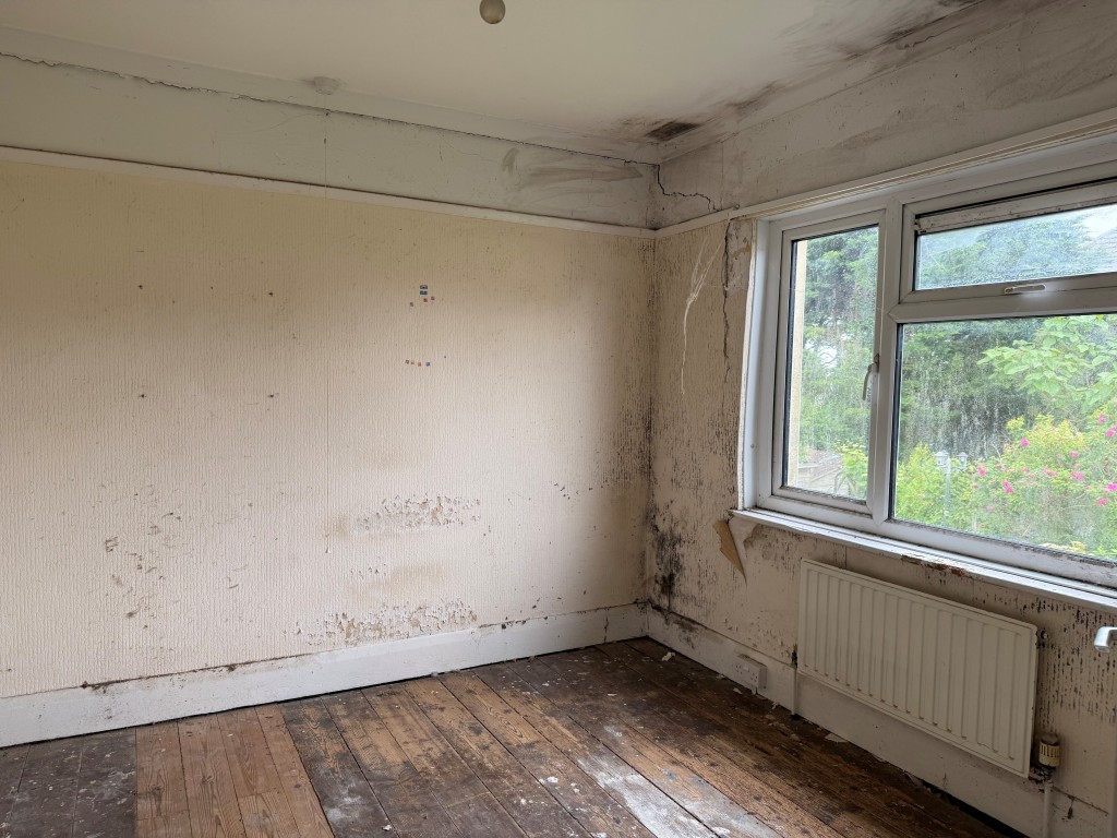 Lot: 130 - TWO-BEDROOM END-TERRACE HOUSE FOR IMPROVEMENT - Bedroom two